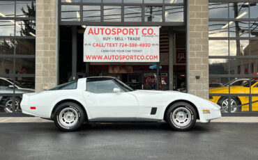 Chevrolet-Corvette-1981-2