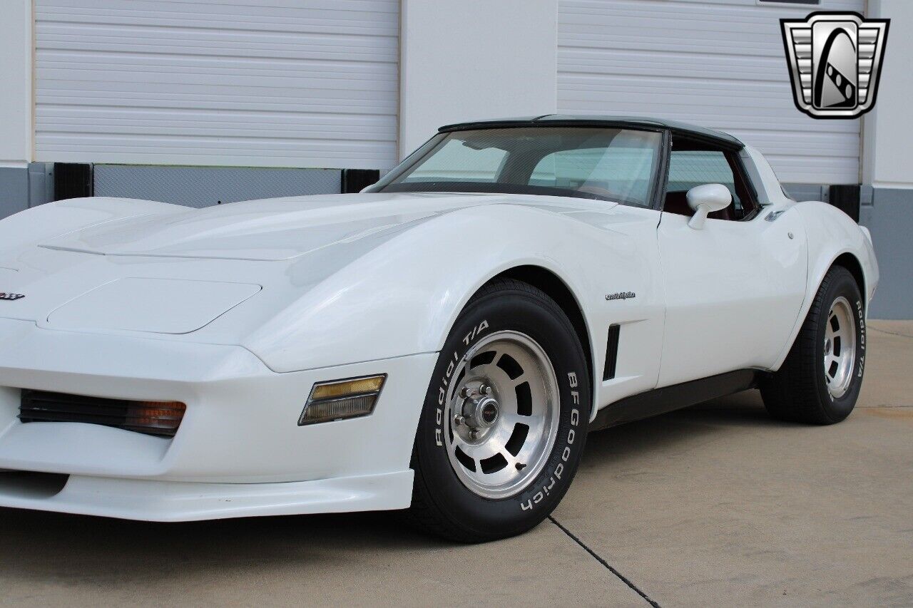 Chevrolet-Corvette-1982-11