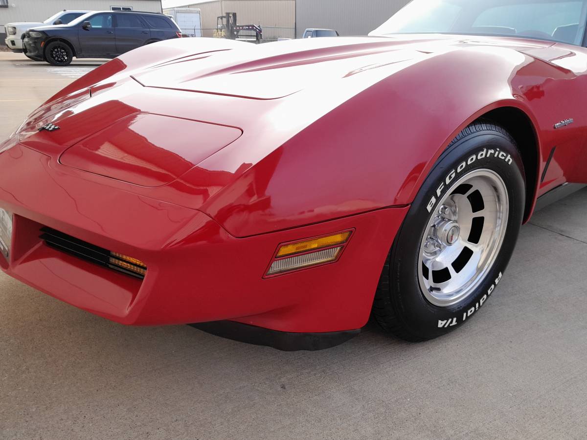 Chevrolet-Corvette-1982-16