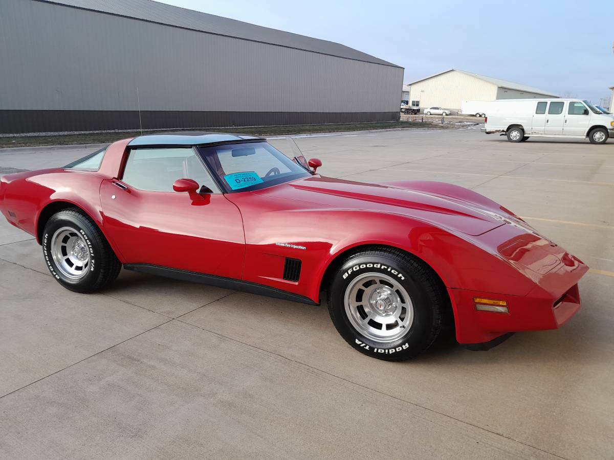 Chevrolet-Corvette-1982-17