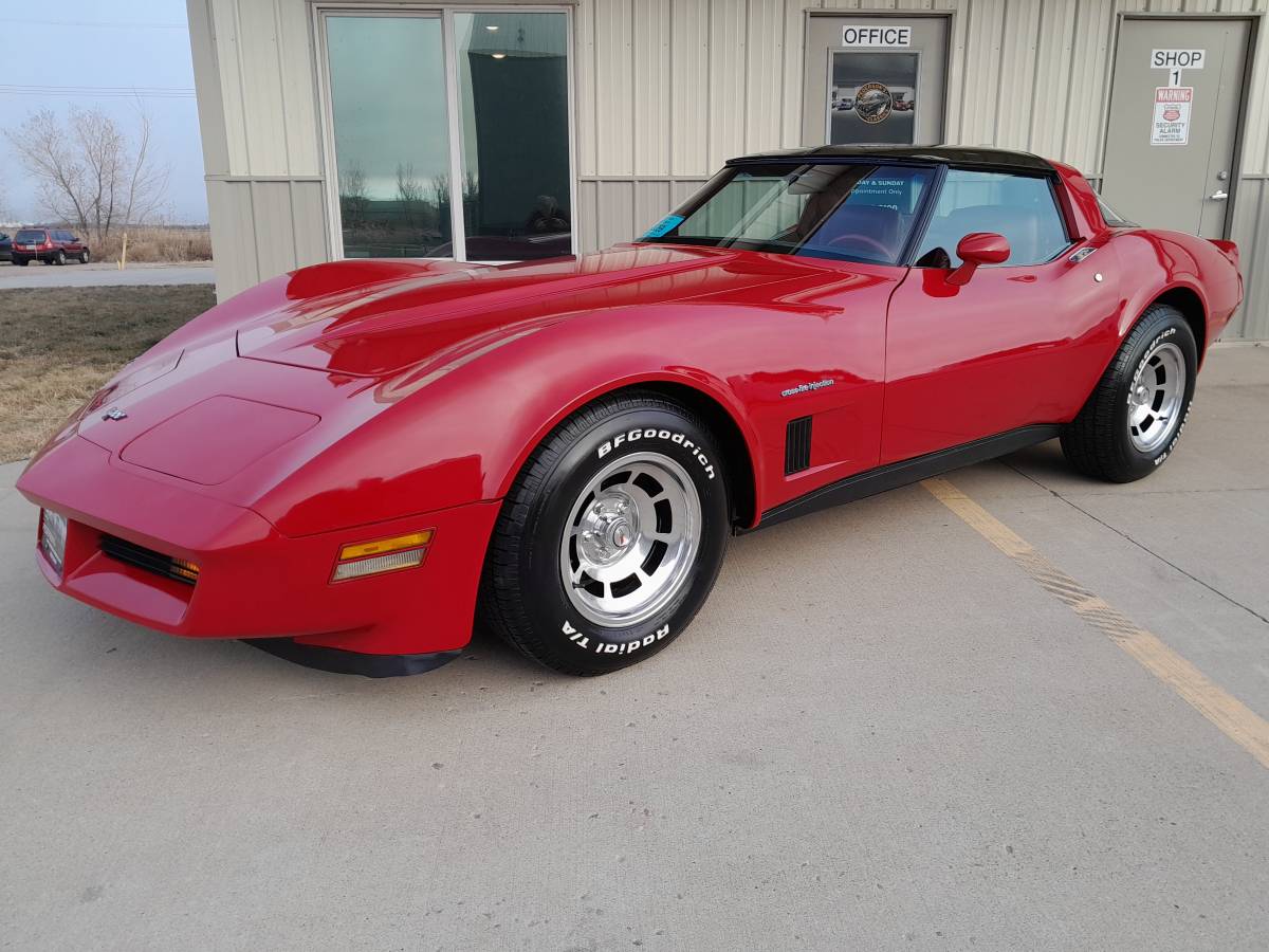 Chevrolet-Corvette-1982-23