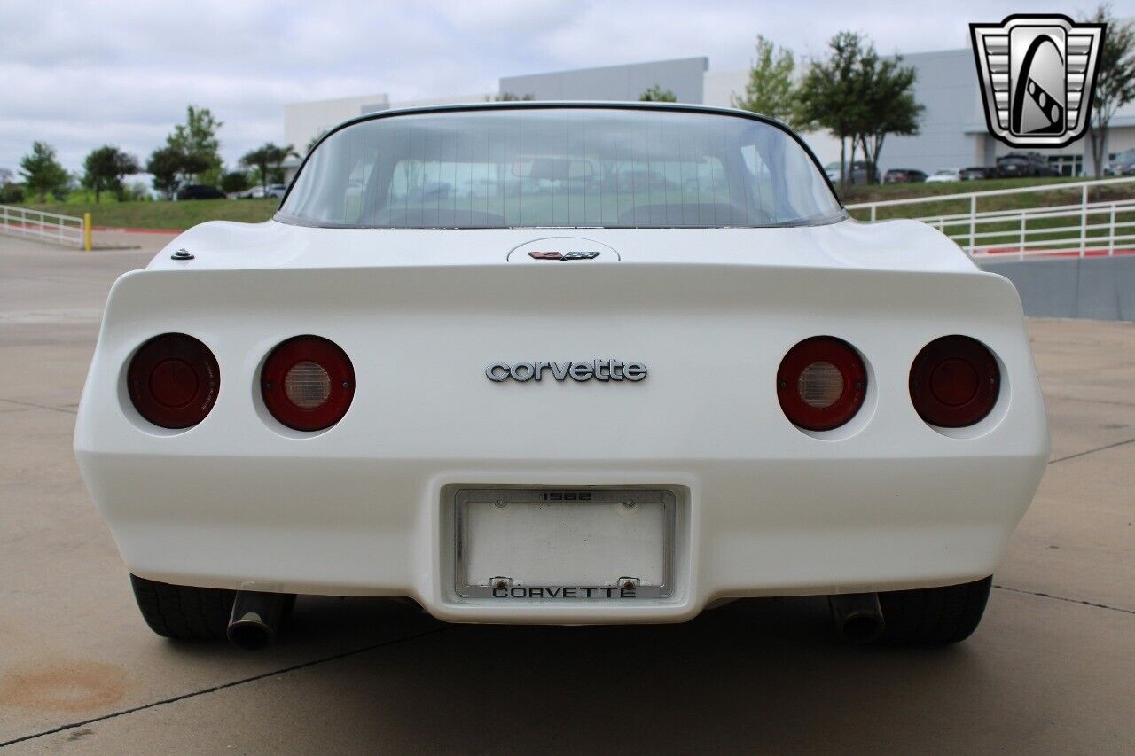 Chevrolet-Corvette-1982-6