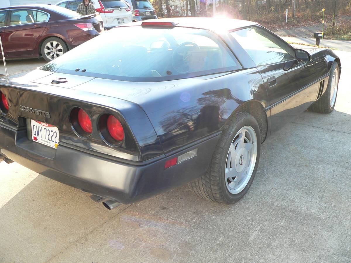 Chevrolet-Corvette-1988-3