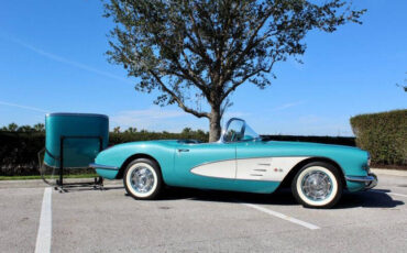 Chevrolet-Corvette-Coupe-1960-2