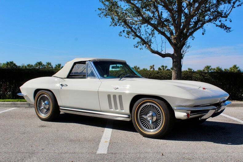 Chevrolet-Corvette-Coupe-1965-1