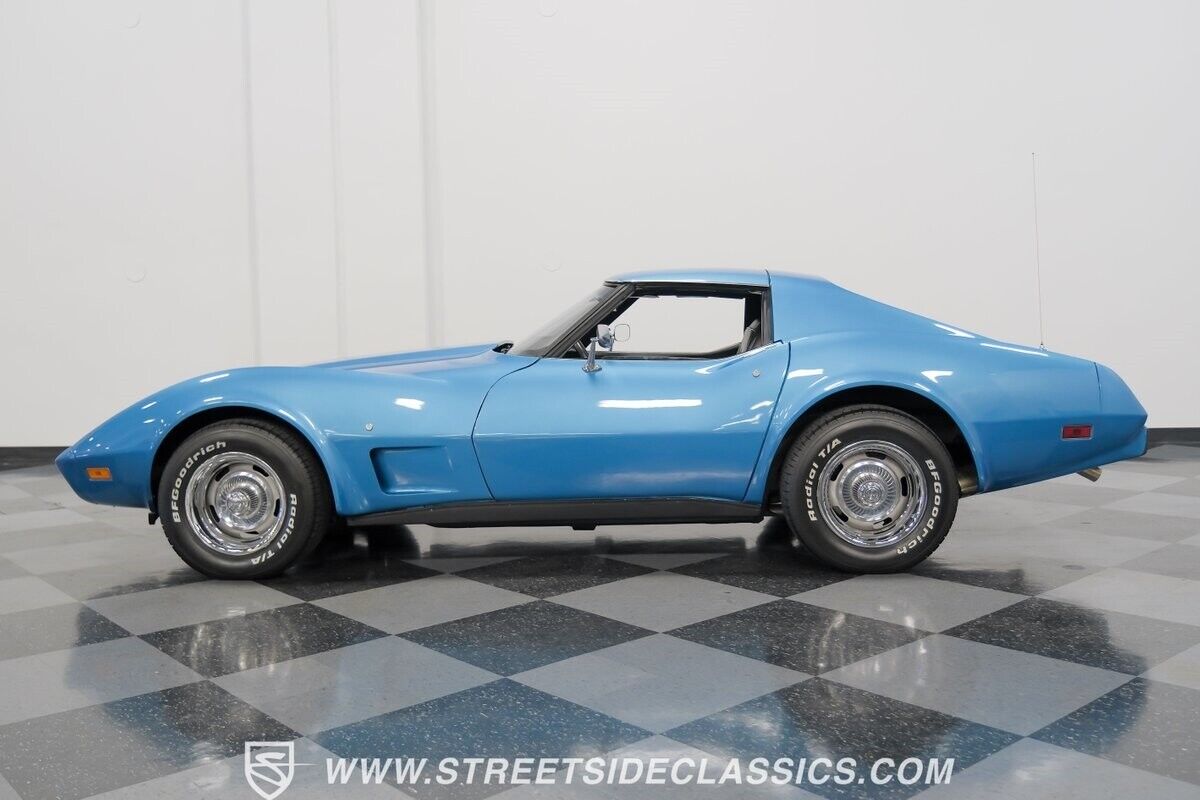 Chevrolet-Corvette-Coupe-1977-2