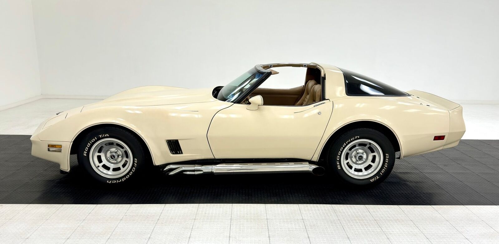 Chevrolet-Corvette-Coupe-1981-2