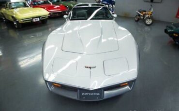 Chevrolet-Corvette-Coupe-1981-2