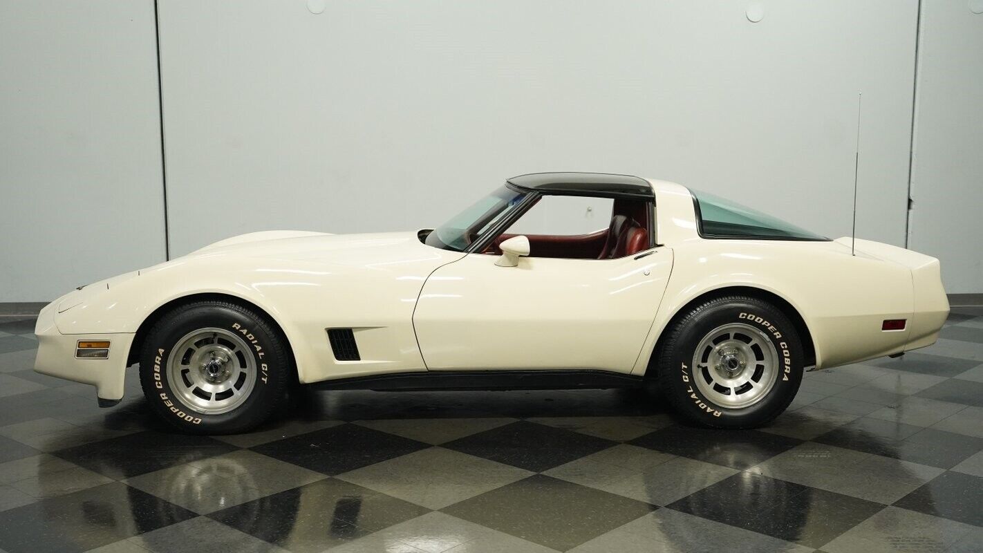 Chevrolet-Corvette-Coupe-1981-2