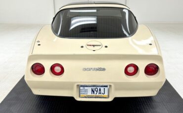 Chevrolet-Corvette-Coupe-1981-4