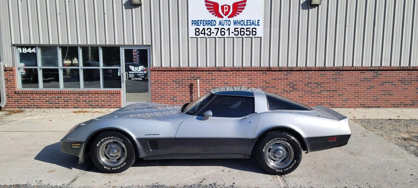 Chevrolet-Corvette-Coupe-1982-1