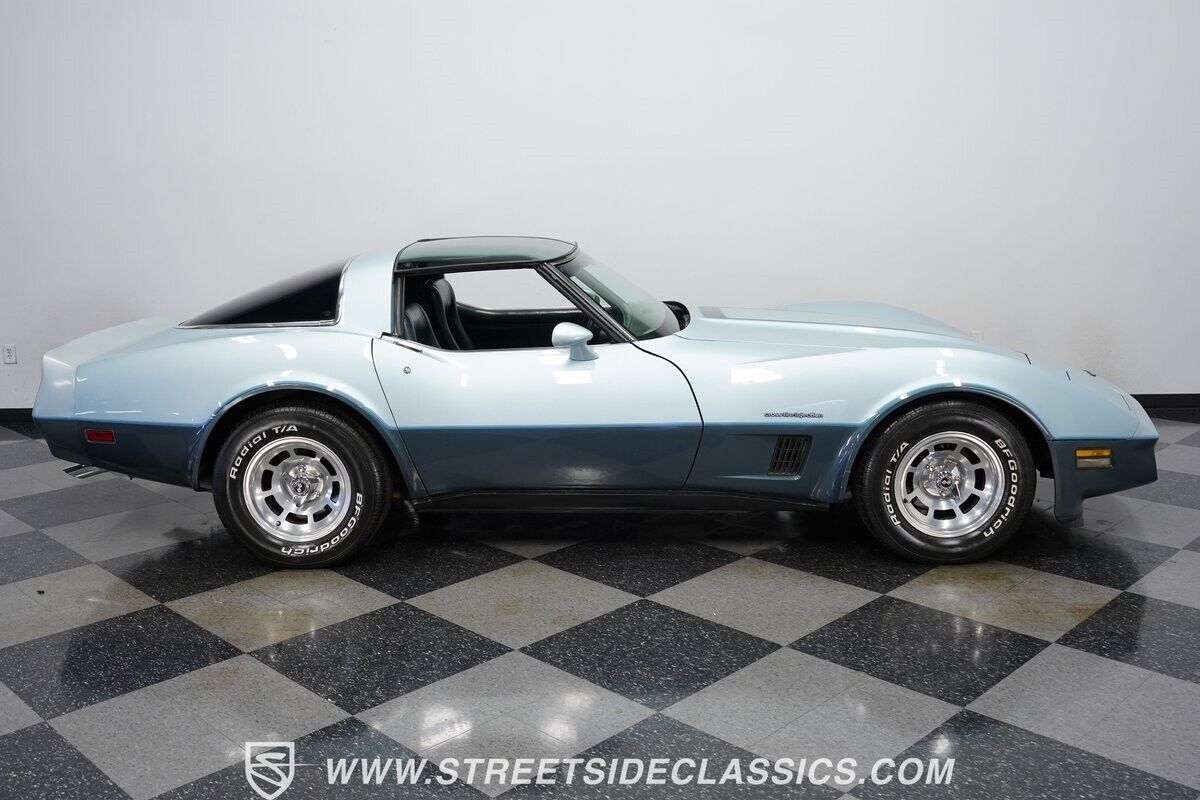 Chevrolet-Corvette-Coupe-1982-12