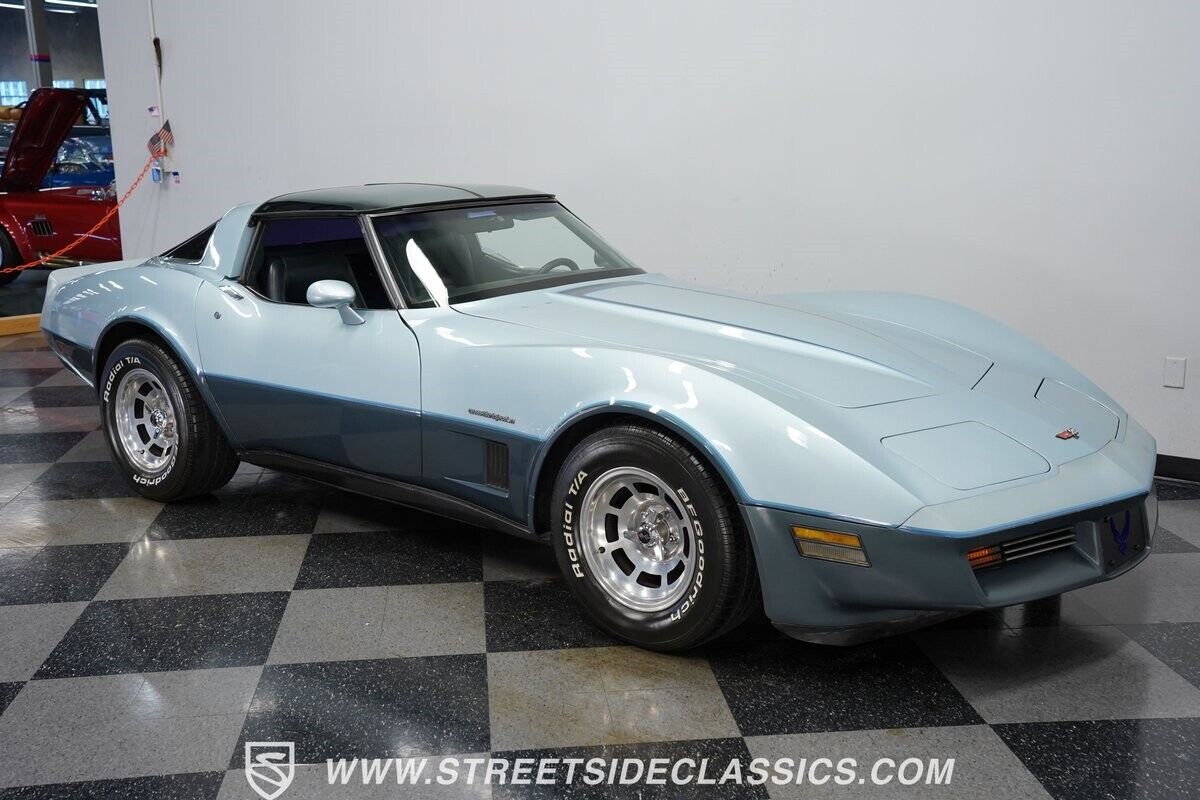 Chevrolet-Corvette-Coupe-1982-13