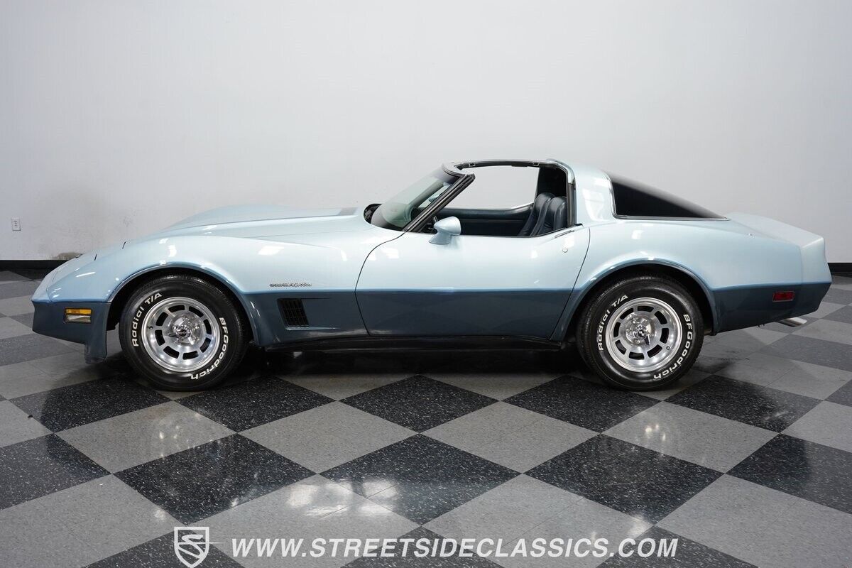 Chevrolet-Corvette-Coupe-1982-2