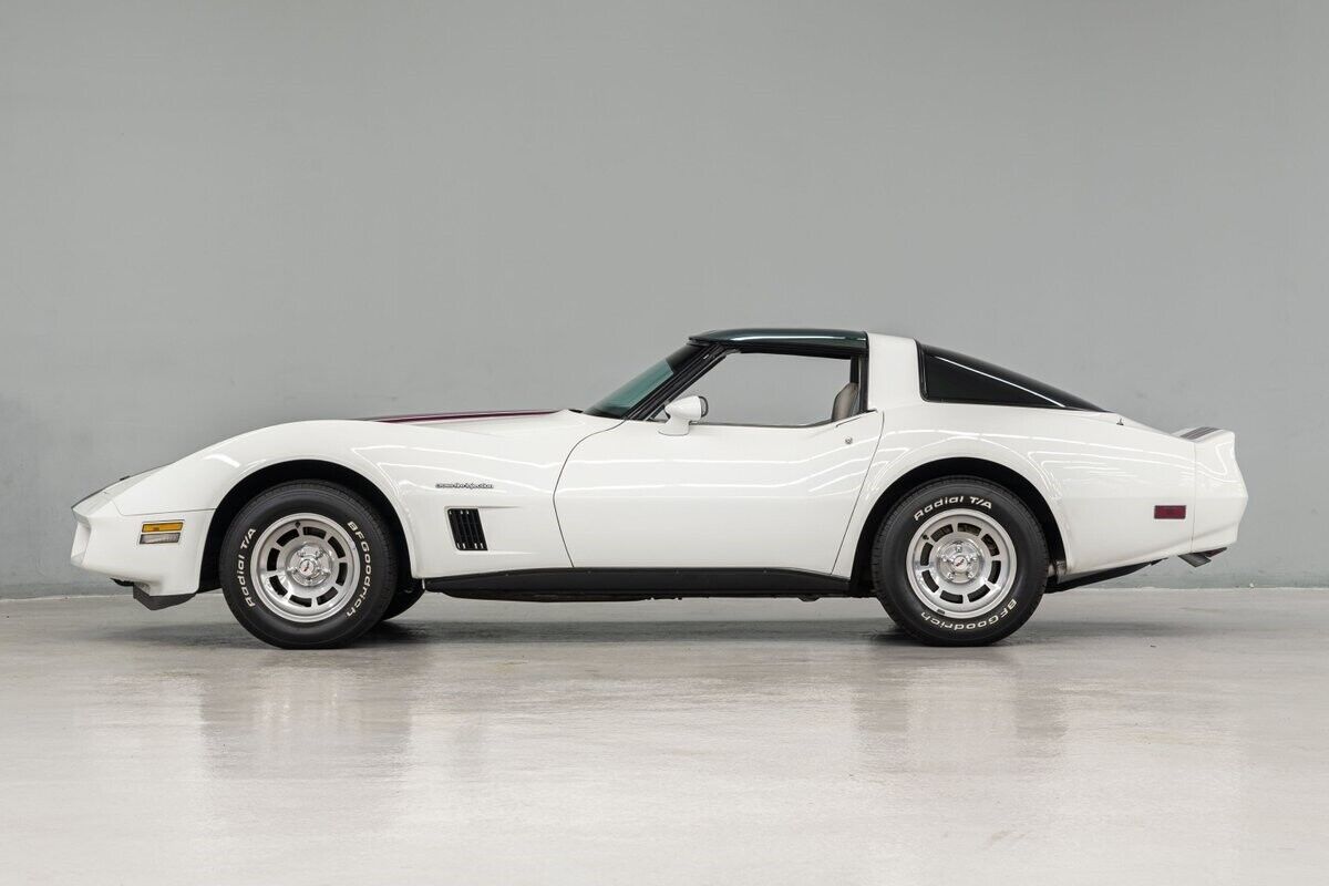 Chevrolet-Corvette-Coupe-1982-2