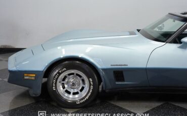 Chevrolet-Corvette-Coupe-1982-21