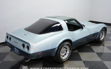 Chevrolet-Corvette-Coupe-1982-24