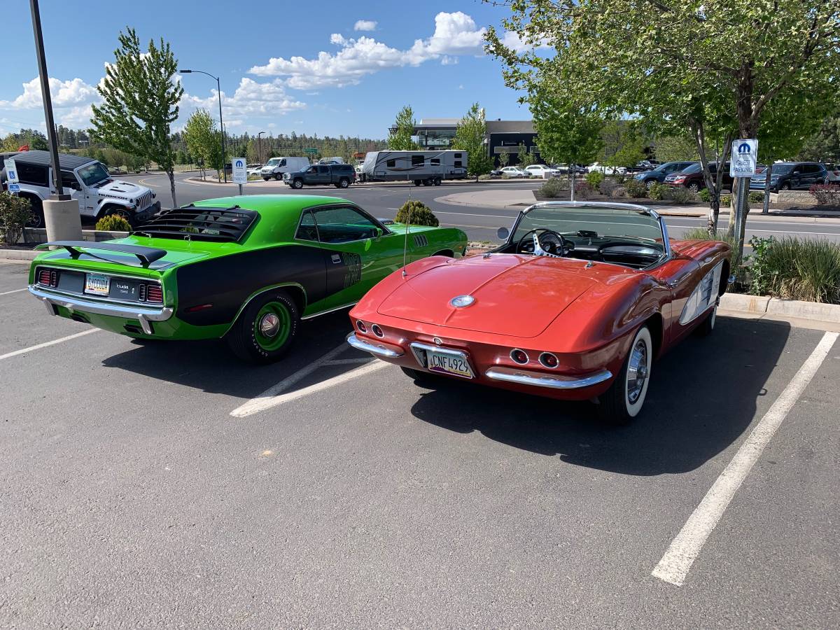 Chevrolet-Corvette-convertible-1961-1