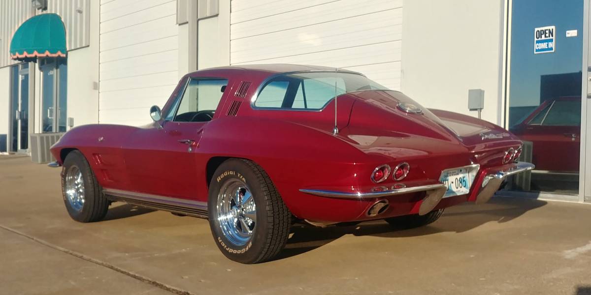 Chevrolet-Corvette-stingray-1964-1