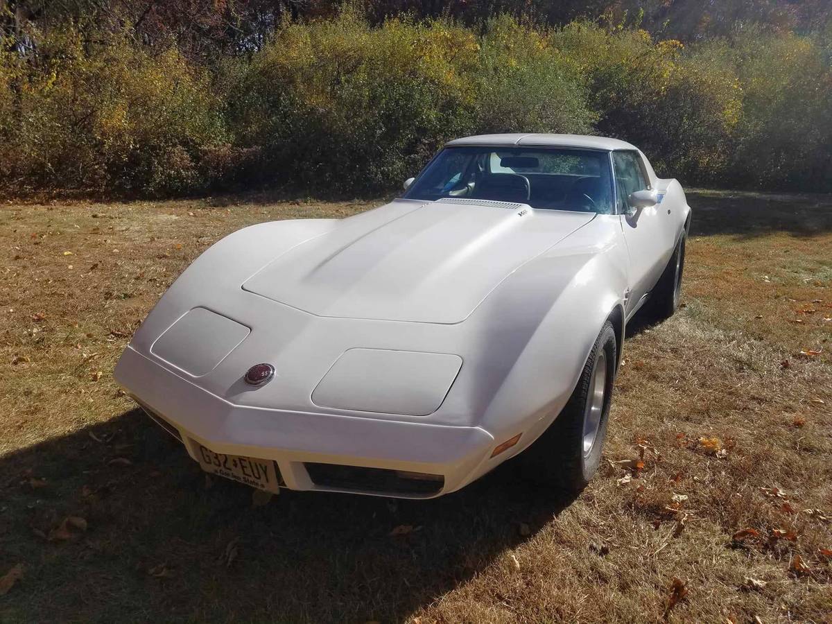 Chevrolet-Corvette-stingray-1974-1