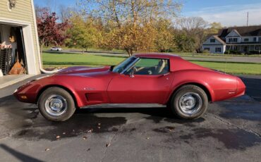 Chevrolet-Corvette-stingray-1975-1