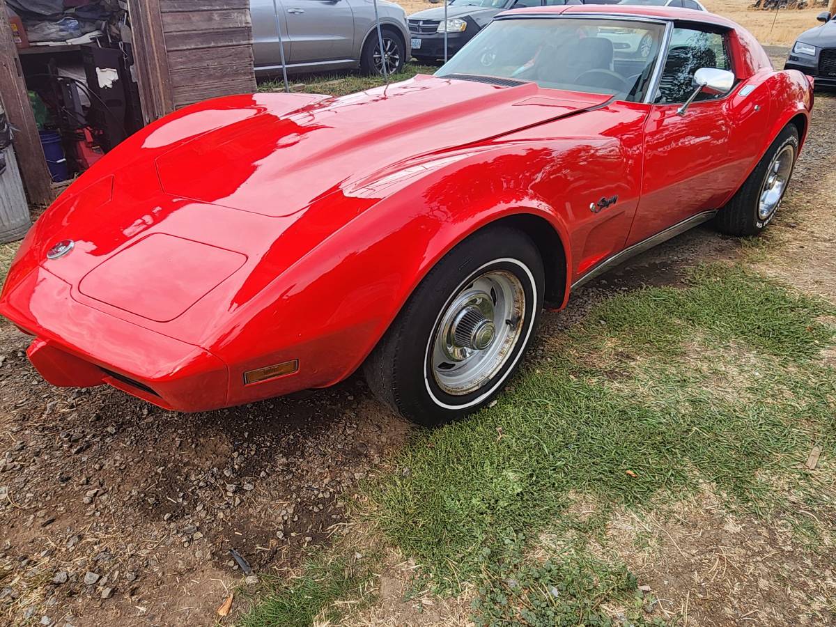 Chevrolet-Corvette-stingray-1975-1