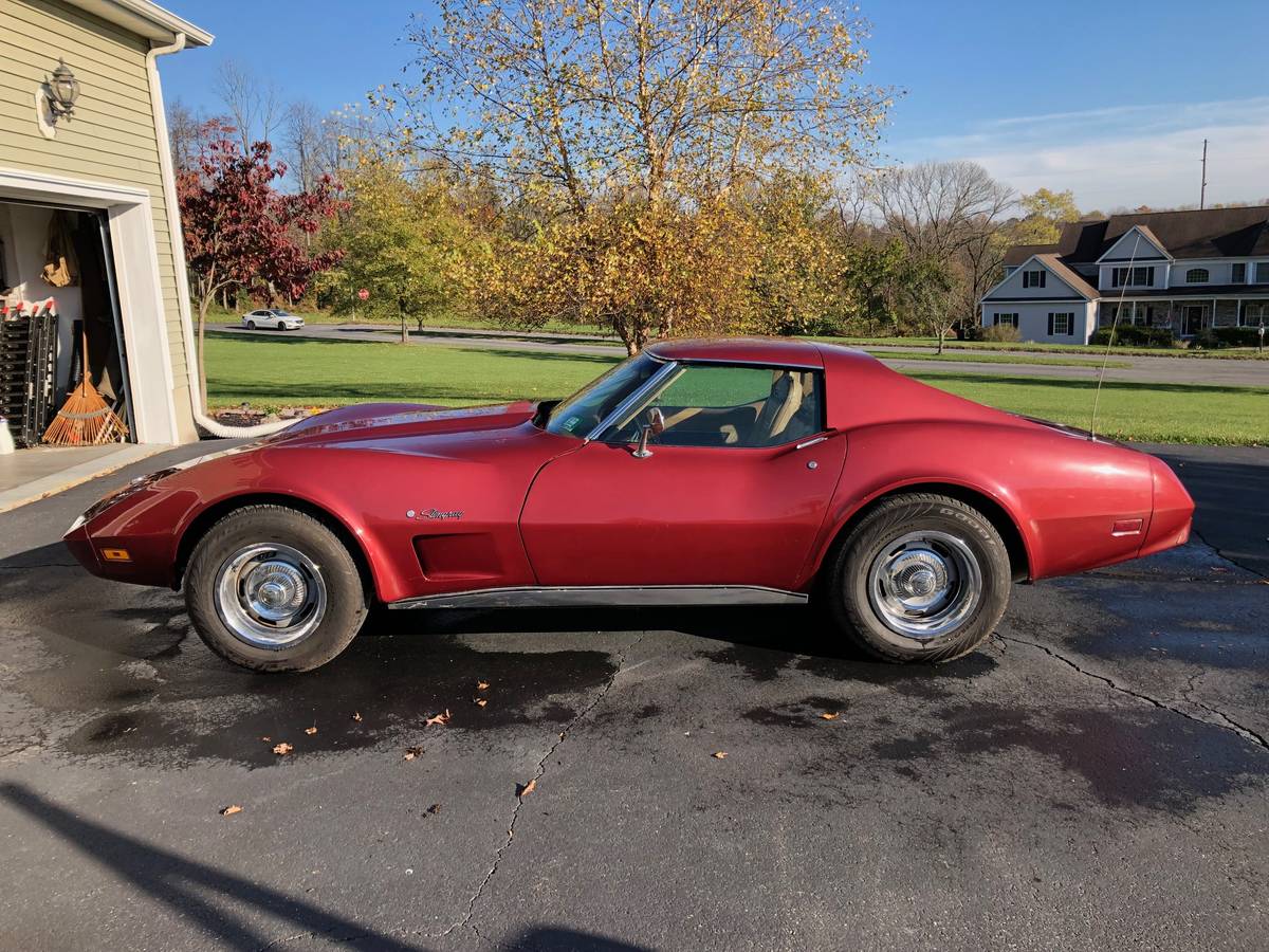 Chevrolet-Corvette-stingray-1975-1