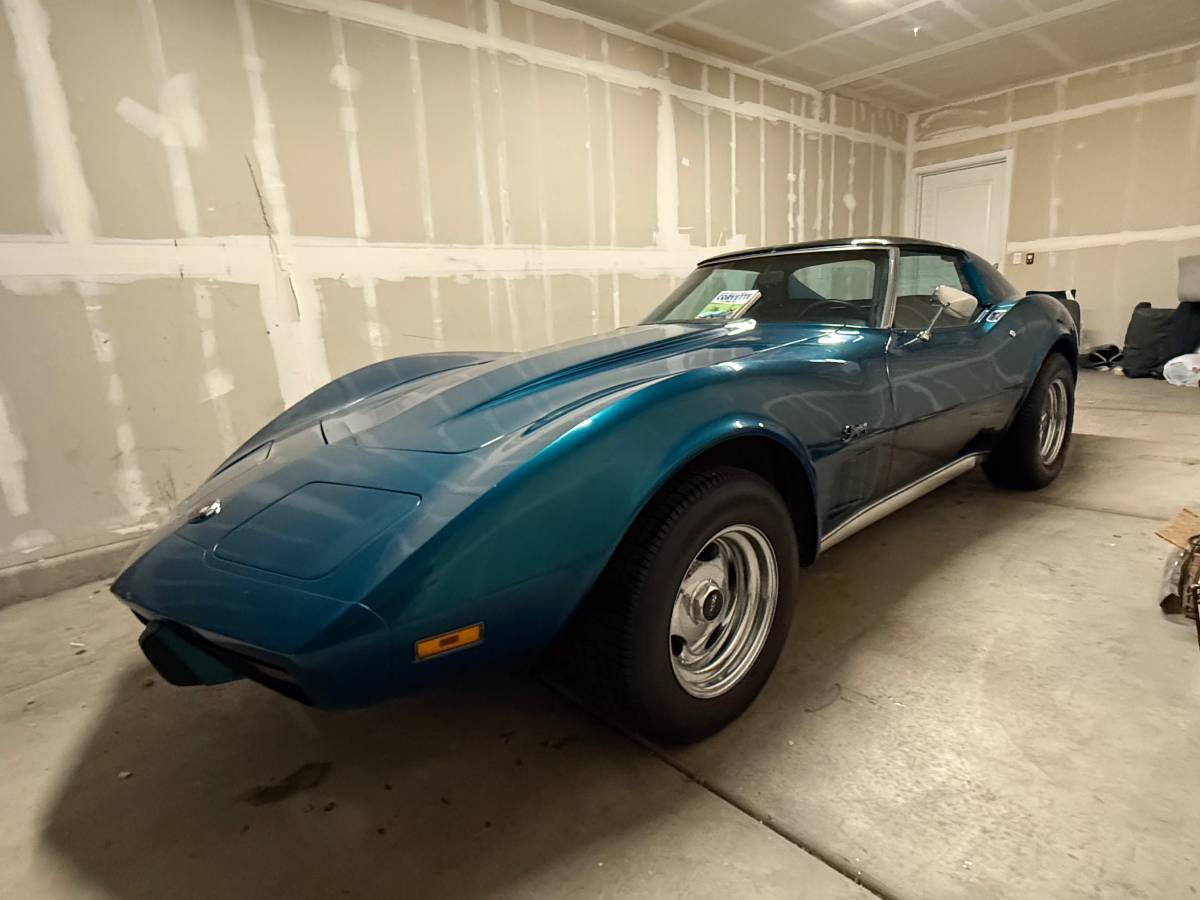 Chevrolet-Corvette-stingray-1975-10