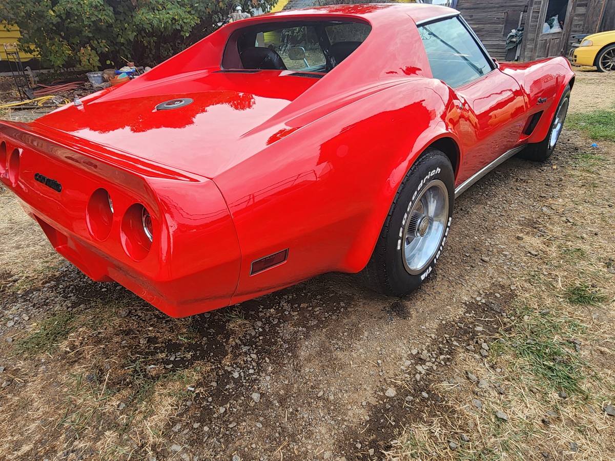 Chevrolet-Corvette-stingray-1975-3