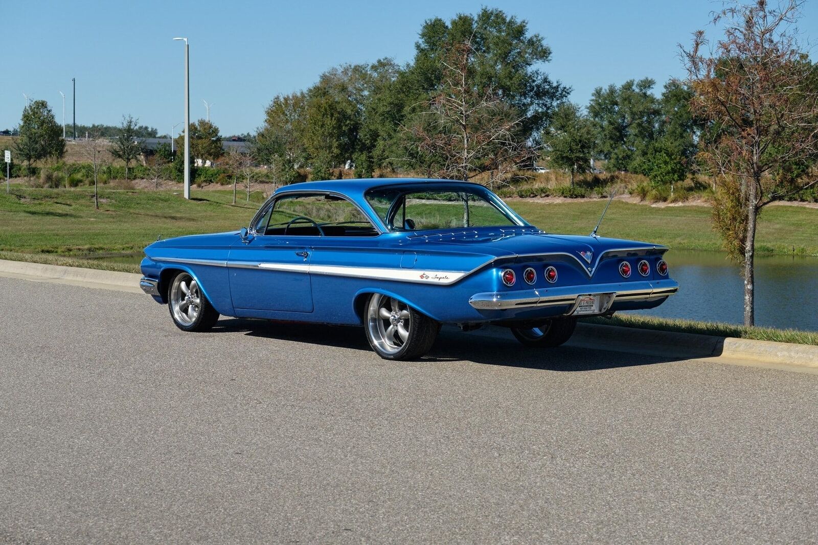 Chevrolet-Impala-1961-3