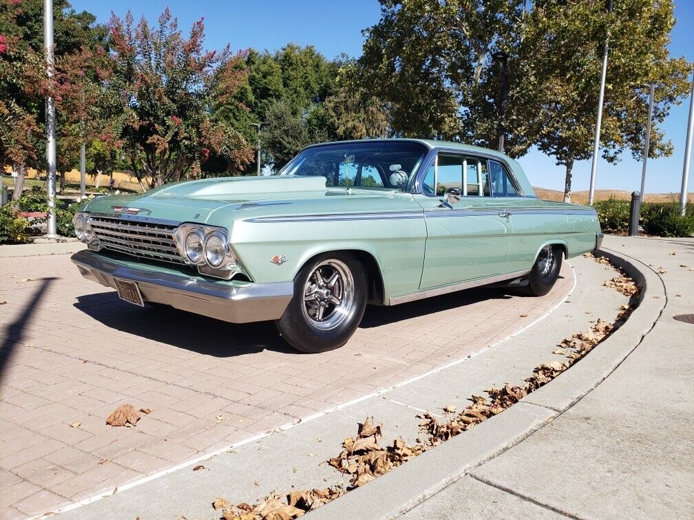 Chevrolet-Impala-Coupe-1962-1