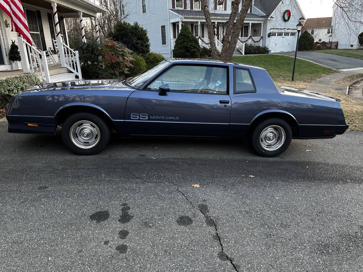 Chevrolet-Monte-carlo-ss-1983-10