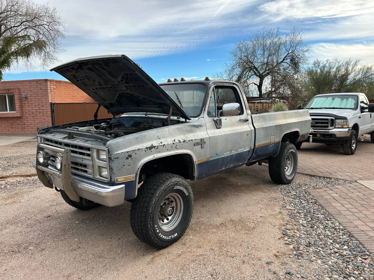 Chevrolet-Silverado-k30-1985-10