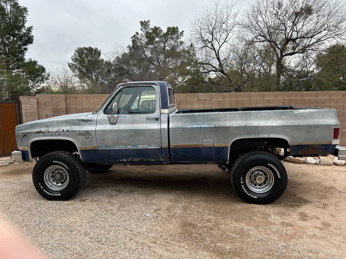 Chevrolet-Silverado-k30-1985-4