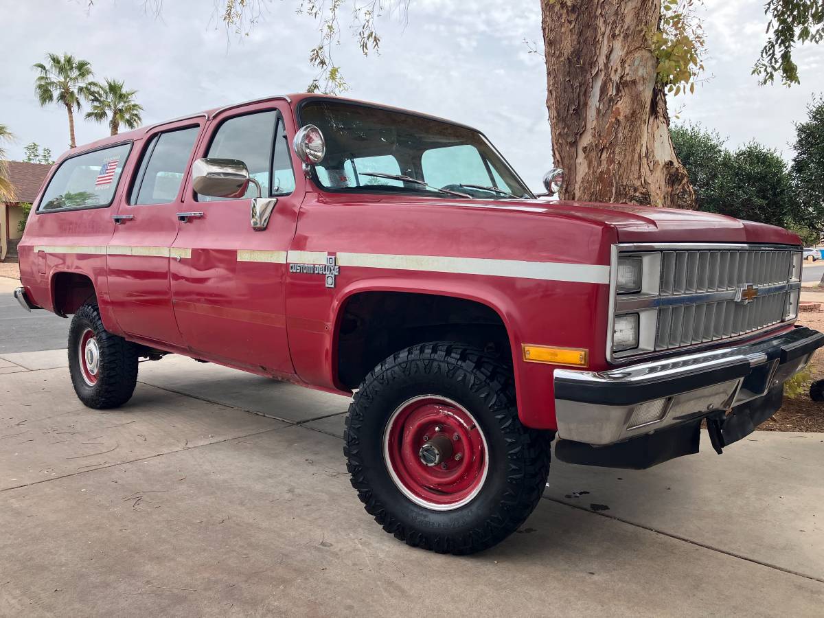 Chevrolet-Suburban-1981-13