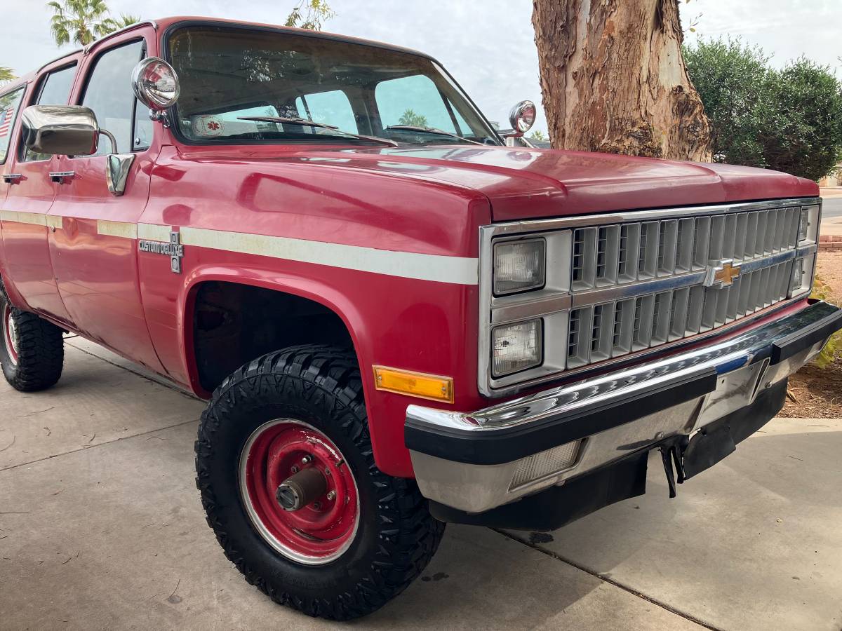 Chevrolet-Suburban-1981-14