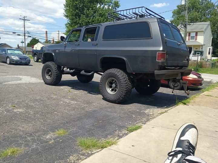 Chevrolet-Suburban-1989-1