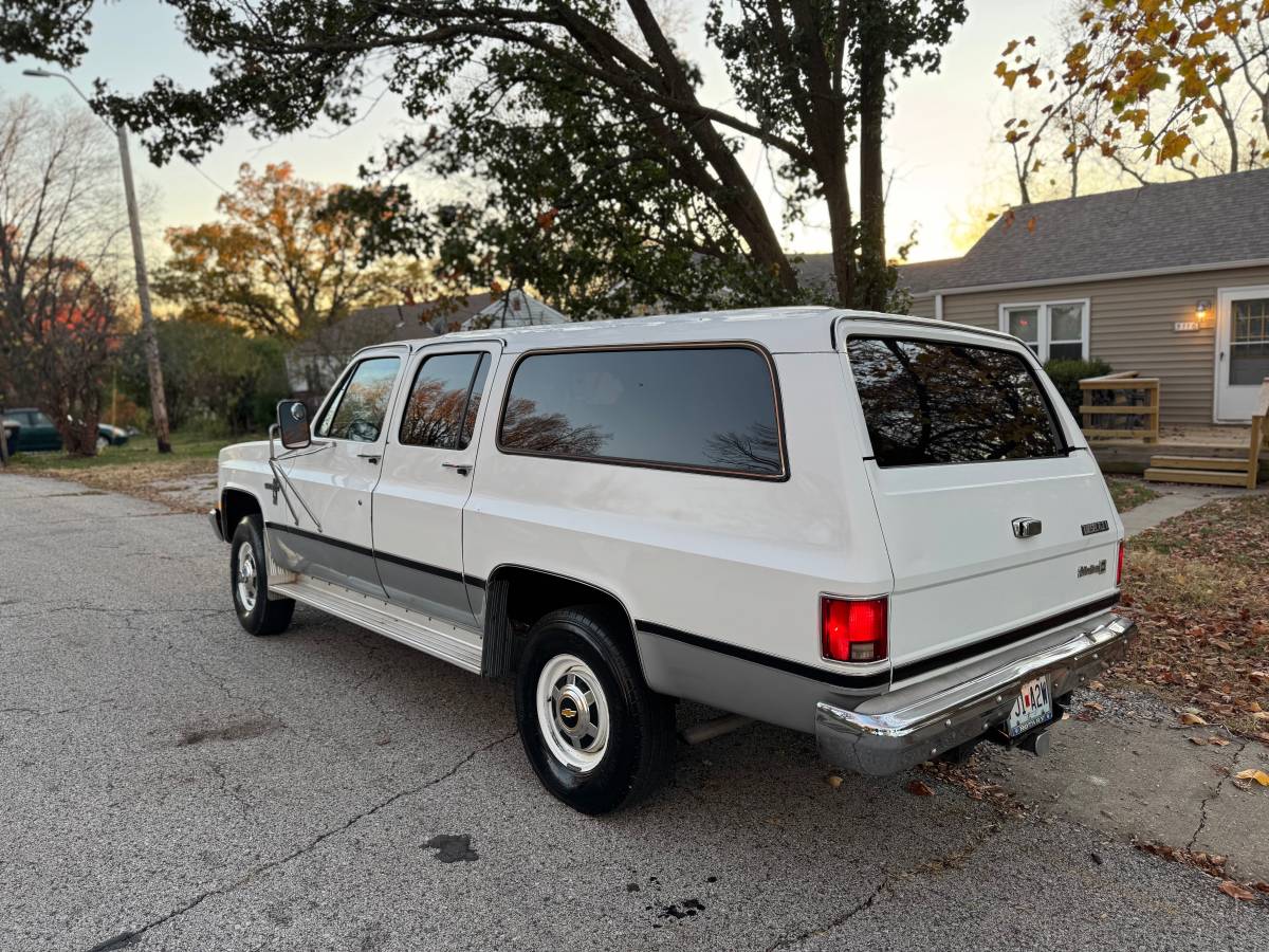 Chevrolet-Suburban-2500-diesel-1983-1