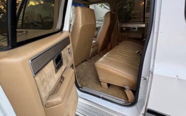 Chevrolet-Suburban-2500-diesel-1983-11