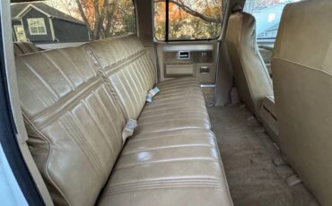 Chevrolet-Suburban-2500-diesel-1983-16