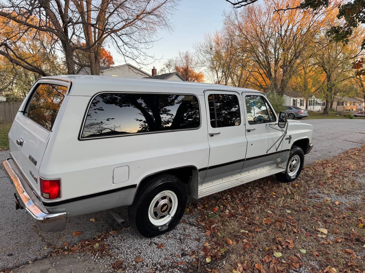 Chevrolet-Suburban-2500-diesel-1983-2