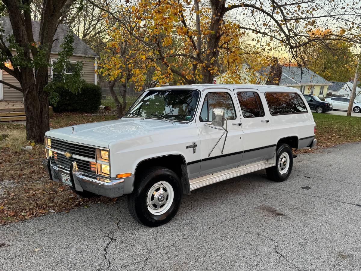 Chevrolet-Suburban-2500-diesel-1983-23