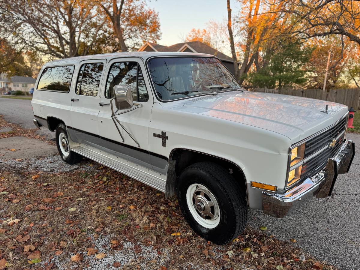 Chevrolet-Suburban-2500-diesel-1983-3