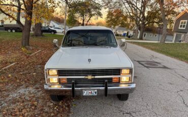 Chevrolet-Suburban-2500-diesel-1983-4