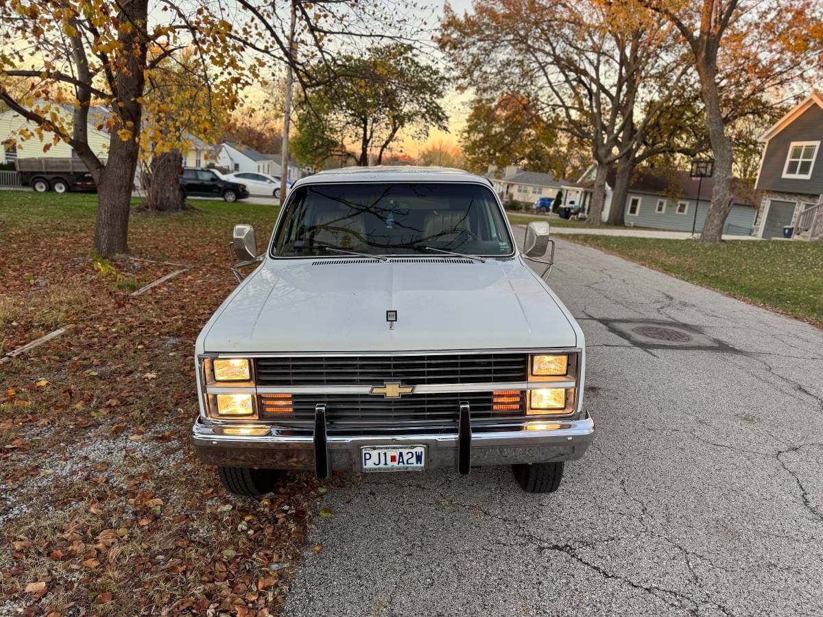 Chevrolet-Suburban-2500-diesel-1983-4