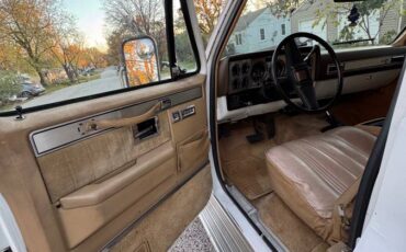 Chevrolet-Suburban-2500-diesel-1983-5