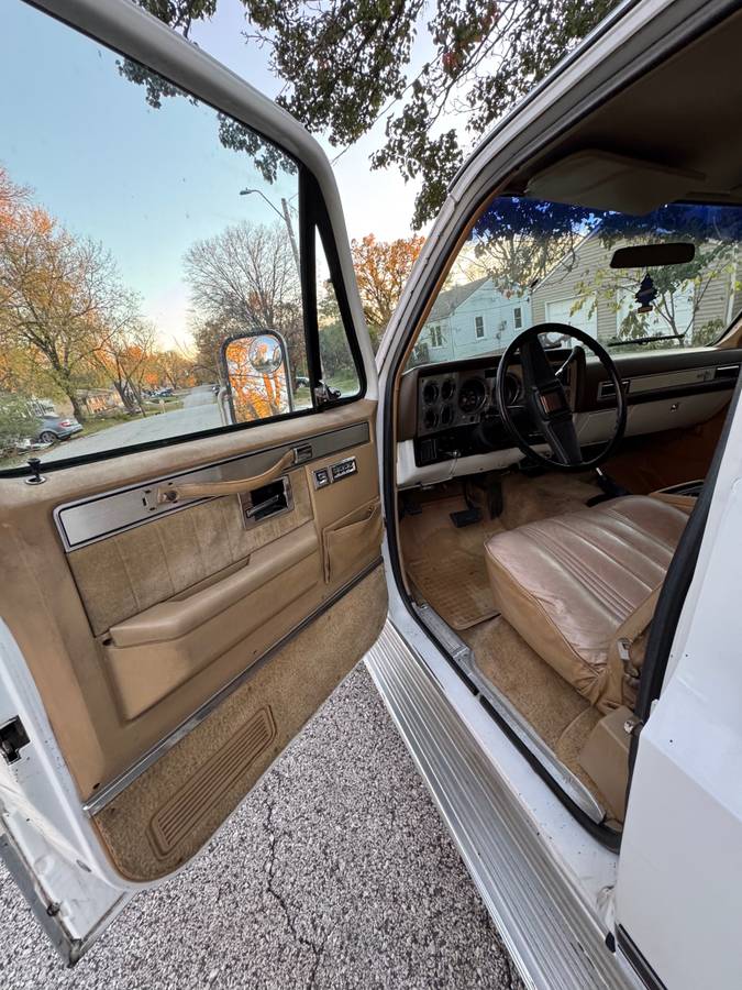 Chevrolet-Suburban-2500-diesel-1983-5