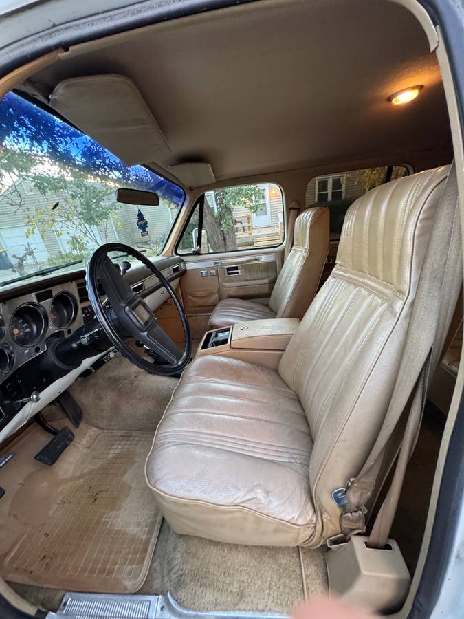 Chevrolet-Suburban-2500-diesel-1983-8