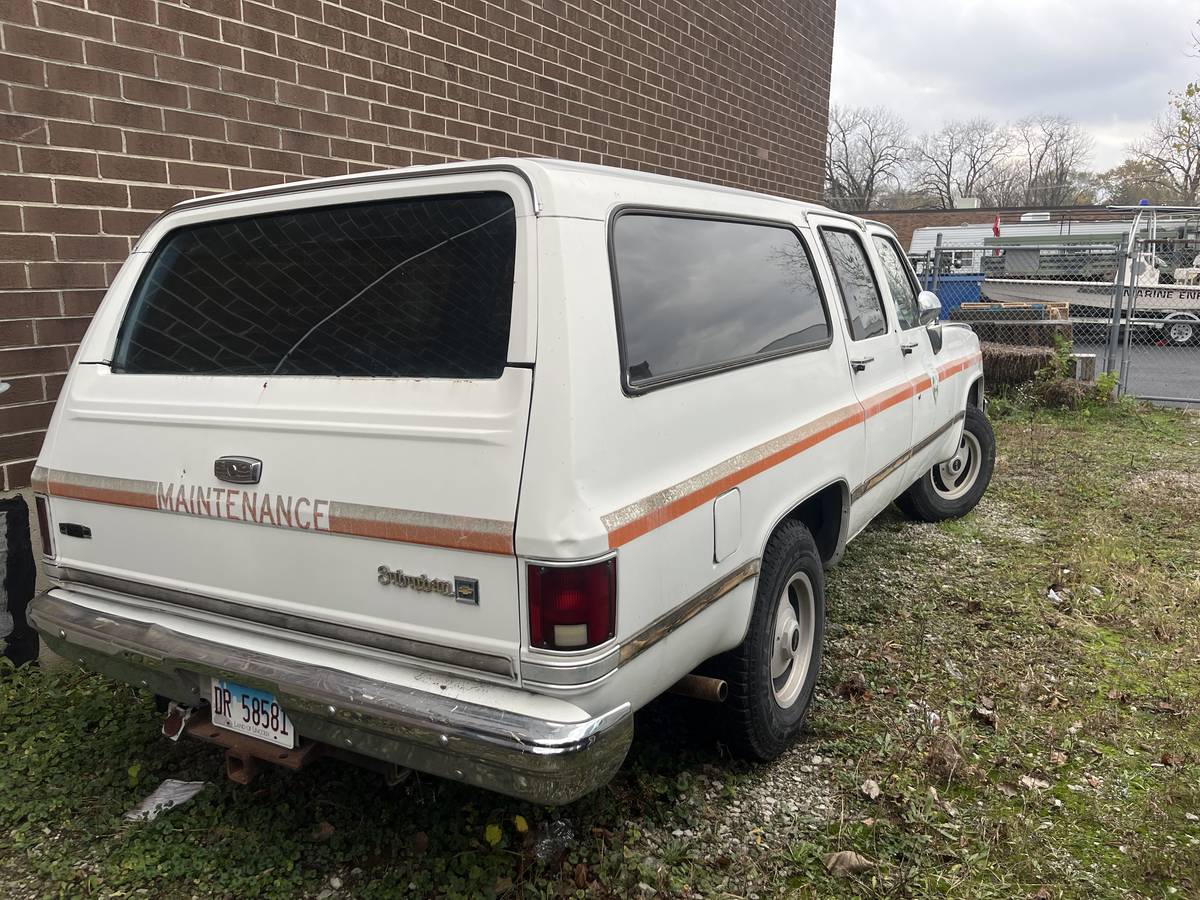 Chevrolet-Suburban-34-ton-nominal-1985-4