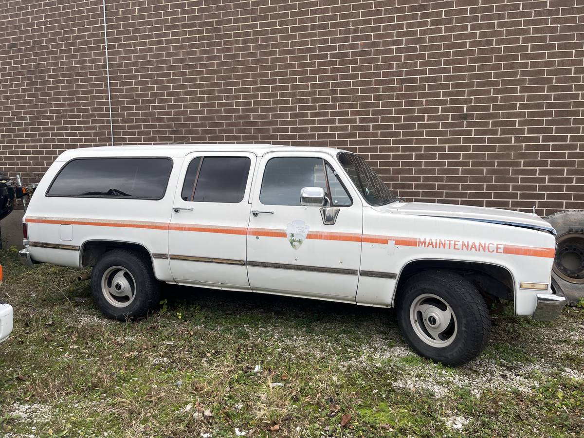 Chevrolet-Suburban-34-ton-nominal-1985